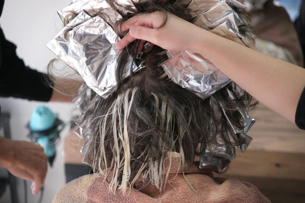 pexels-photo-29555682-29555682 A detailed shot of hair coloring process using foils at a salon in İzmir, Türkiye.